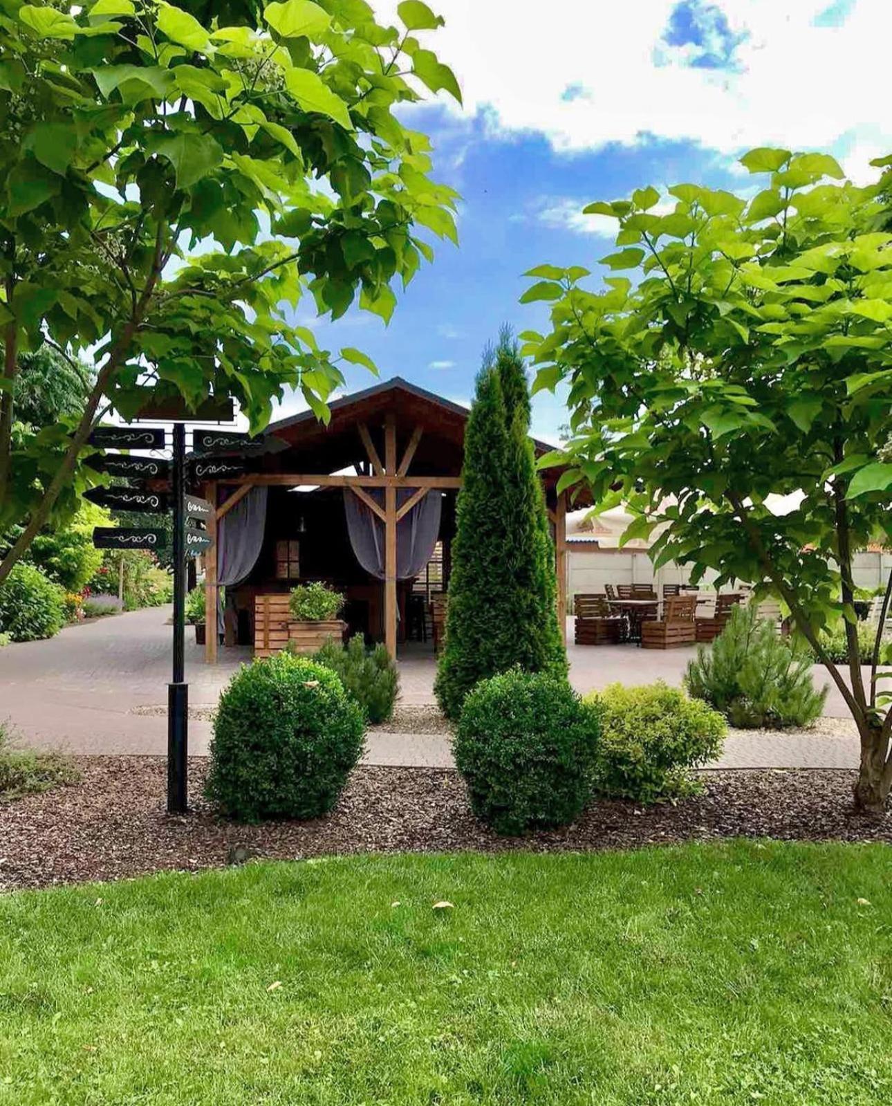 Hotel Bannyi Dvir Uzyn Exterior photo